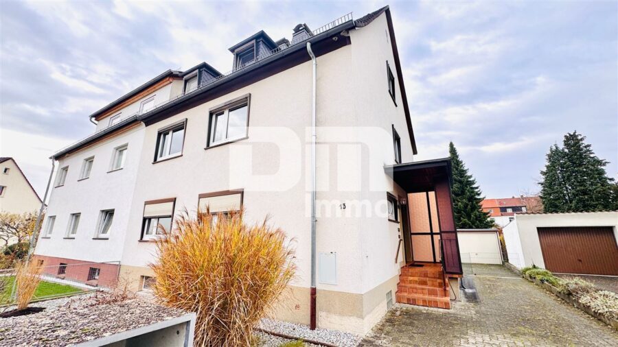 Solides Ein- bis Dreifamilienhaus + zwei Garagen mit großem Grundstück in Traumlage - Frontansicht Titel